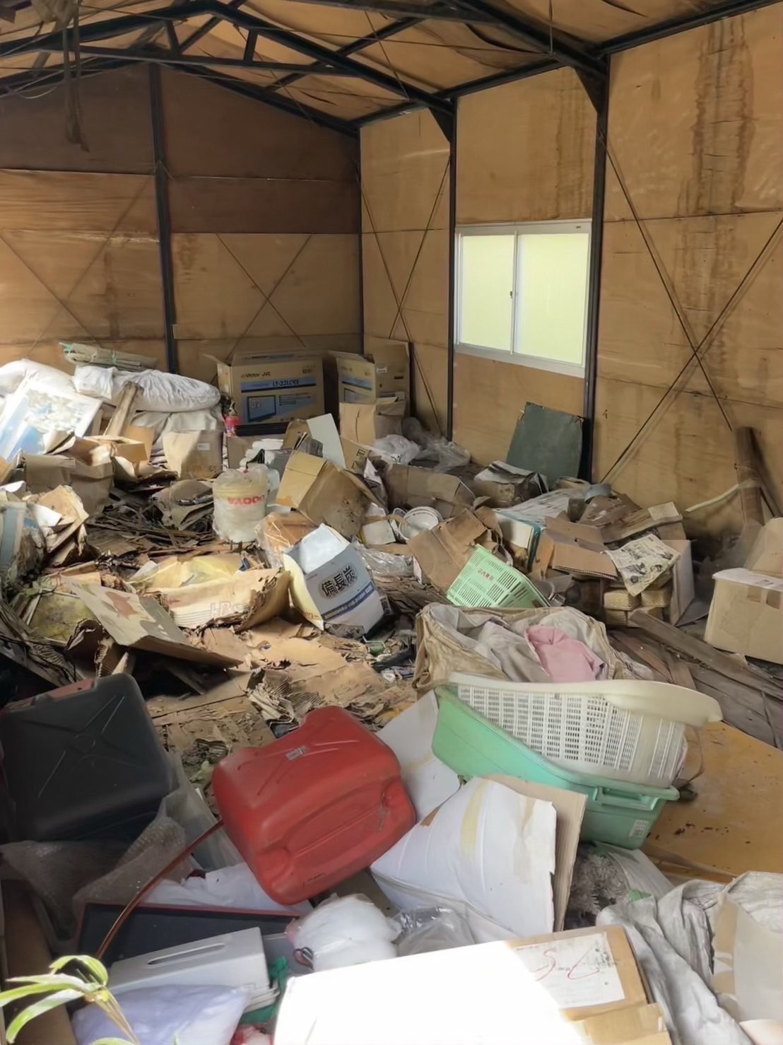 八王子市の空き家プレハブ小屋の残置物撤去と伐採及び解体作業